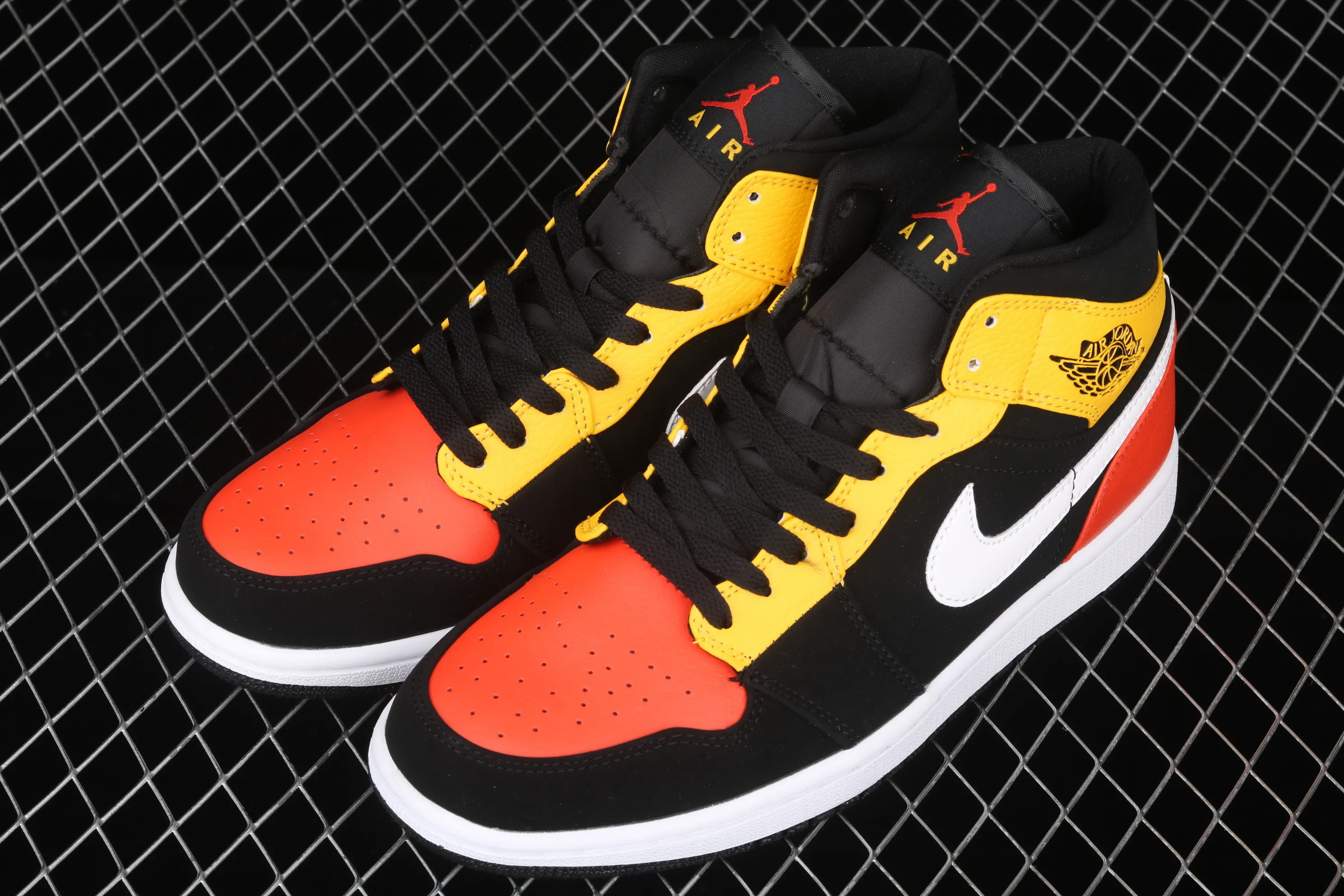 All categories Air Jordan Jordan series basketball shoes Air Jordan 1 Mid Air Jordan 1 Mid SE AJ1 Joe 1 color matching mid-top basketball shoes 852542-087